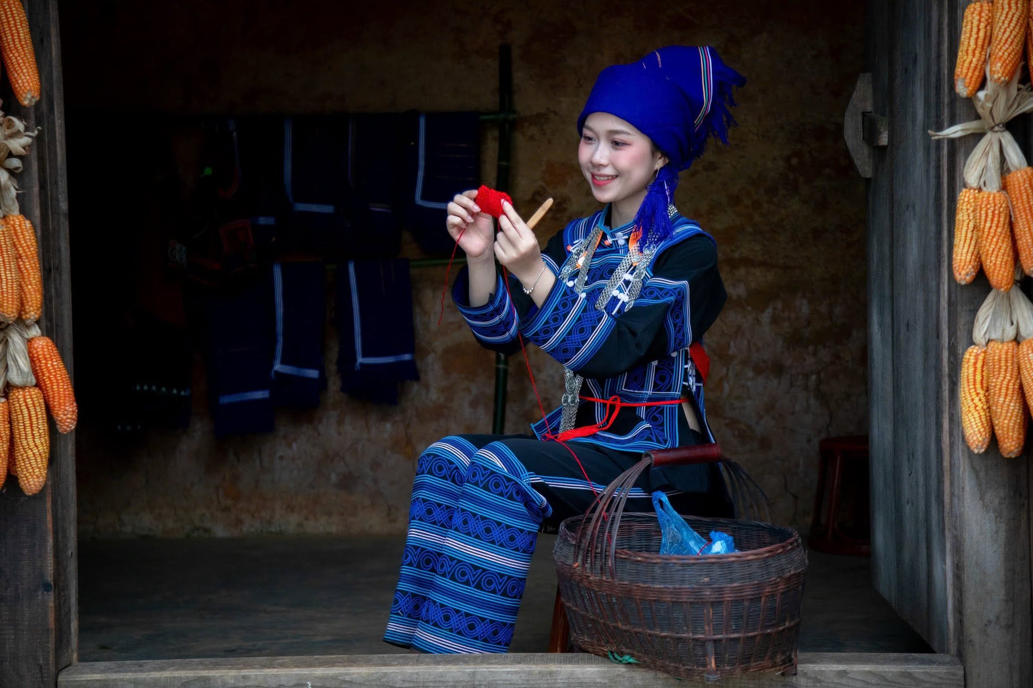 Du khách trải nghiệm trang phục dân tộc tại Bản Mây ở Fansipan