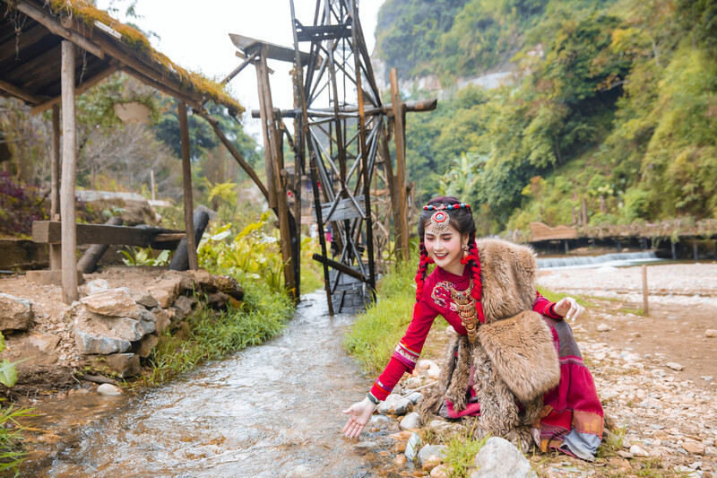 Du khách check-in tại Bản Cát Cát trong trang phục truyền thống
