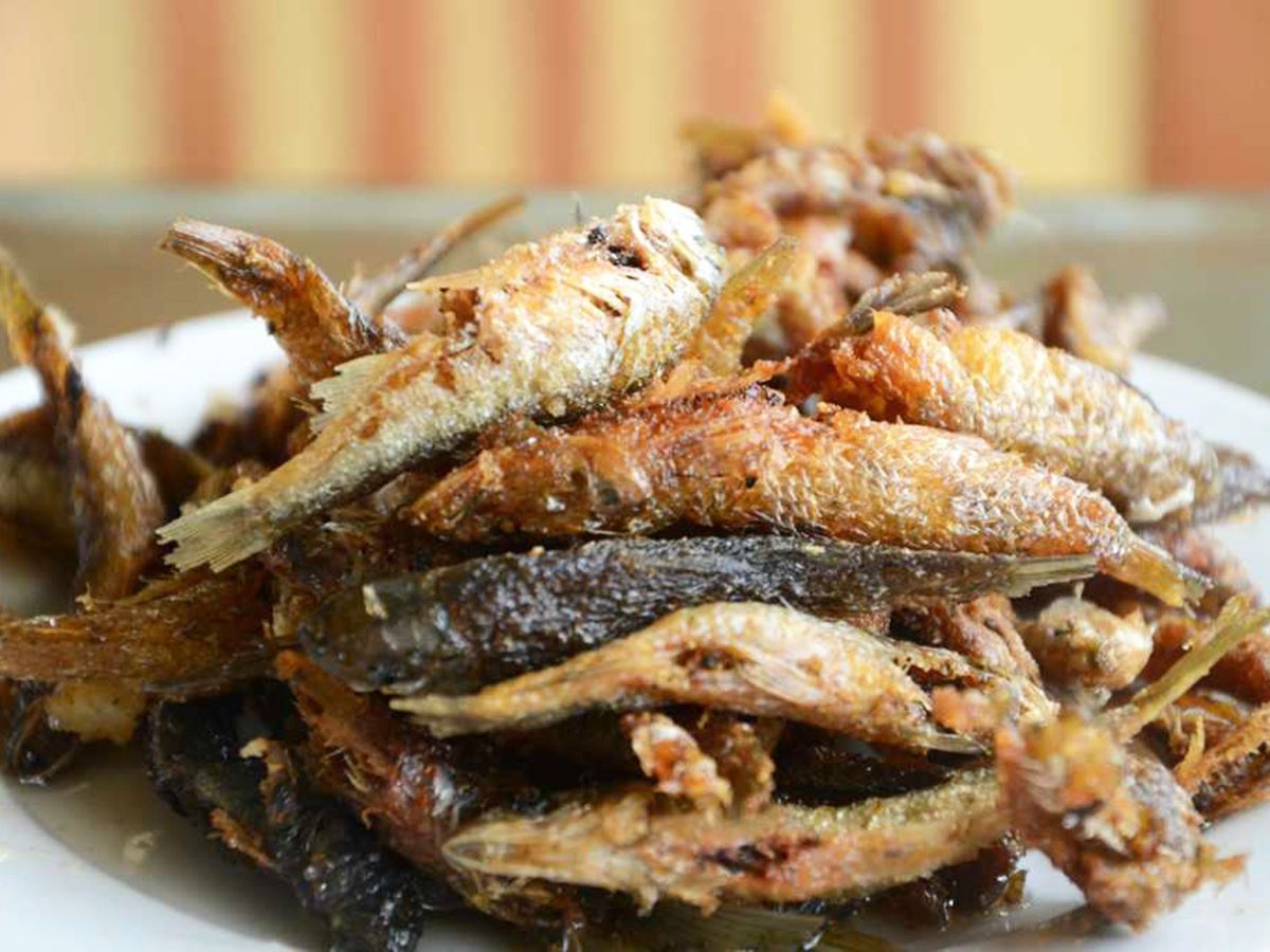 Cá suối chiên giòn gắn bó mật thiết với văn hóa ẩm thực của đồng bào vùng núi. (Nguồn: Sưu tầm)