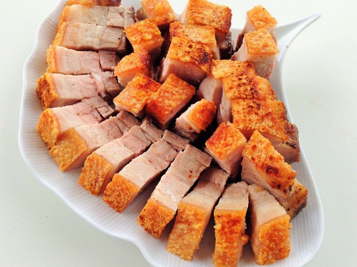 Lợn bản quay với nguyên liệu tươi ngon và các gia vị truyền thống. (Nguồn: Sưu tầm)