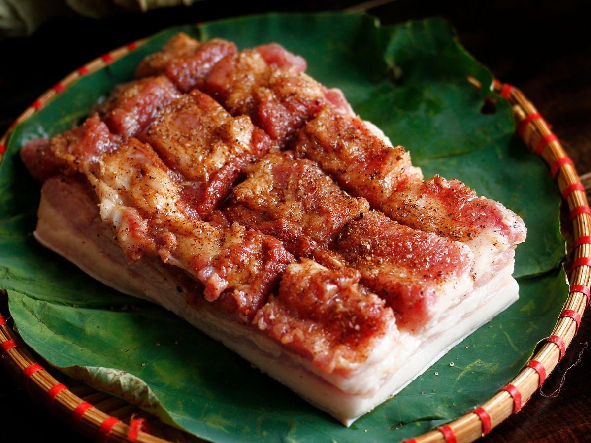 Lợn bản quay ăn kèm với các loại rau hấp dẫn. (Nguồn: Sưu tầm)