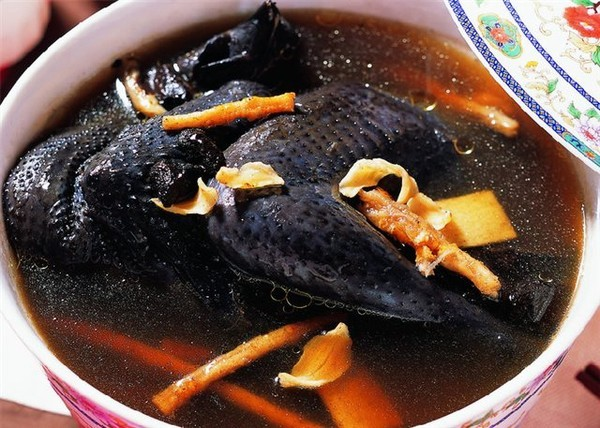 Gà đen hầm thuốc bắc là món ăn dân tộc Sa Pa nổi bật với thịt săn chắc, vị ngọt tự nhiên và hương thơm của các loại thảo dược