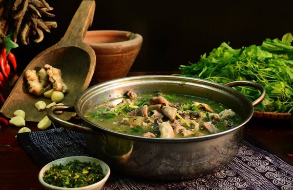 Thắng cố là món ăn dân tộc Sa Pa nổi tiếng của người H'Mông, được chế biến theo công thức truyền thống và thường xuất hiện trong các phiên chợ vùng cao.