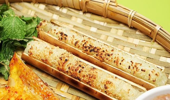 Cơm lam Sa Pa được nướng trong ống tre, mang hương thơm đặc trưng của gạo nếp và núi rừng Tây Bắc.