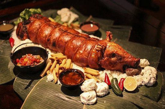 Thịt lợn cắp nách nướng có lớp da giòn, thịt chắc và hương vị đậm đà, là đặc sản được nhiều du khách lựa chọn khi đến Sa Pa.