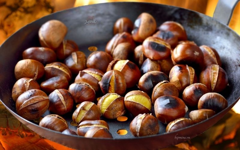 Hạt dẻ nướng Sa Pa có vị bùi béo, thơm ngậy và là món ăn vặt được nhiều du khách lựa chọn trong hành trình khám phá thị trấn sương mù.