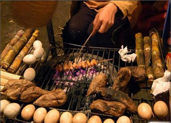 Trứng nướng là món ăn vặt quen thuộc tại chợ đêm Sa Pa, thu hút du khách bởi lớp nhân béo ngậy và hương vị đậm đà