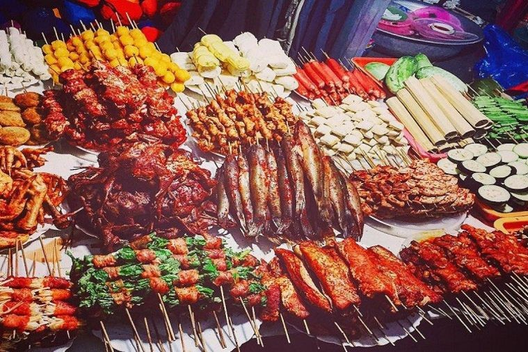 Thưởng thức đồ nướng Sa Pa trong tiết trời se lạnh là trải nghiệm ẩm thực được nhiều du khách yêu thích khi khám phá vùng núi Tây Bắc.