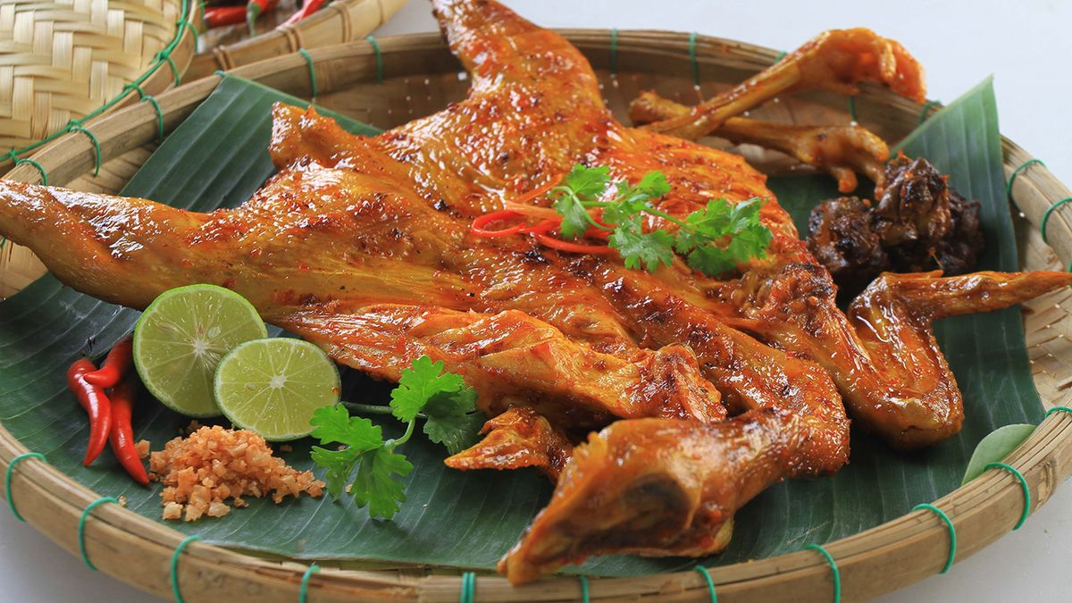 Gà nướng mắc khén hấp dẫn thực khách nhờ hương thơm đặc trưng của gia vị Tây Bắc và phần thịt mềm ngọt tự nhiên.