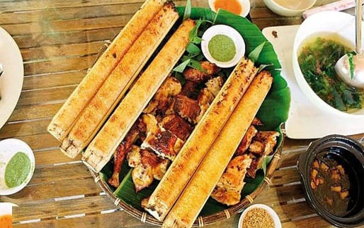 Cơm lam nướng trong ống tre mang hương thơm của nếp nương, là món ăn không thể thiếu khi thưởng thức đồ nướng Sa Pa.