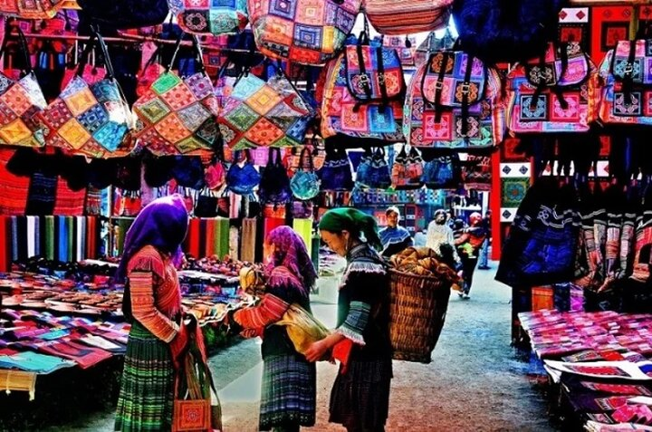 Chợ đêm Sa Pa là điểm đến lý tưởng để thưởng thức các món đồ nướng thơm lừng và cảm nhận không khí nhộn nhịp của phố núi.