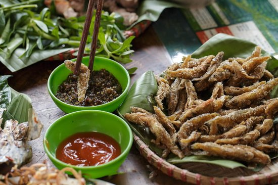 Cá suối nướng được chế biến từ cá tươi đánh bắt tại địa phương, giữ trọn vị ngọt và hương thơm sau khi nướng trên than hồng.