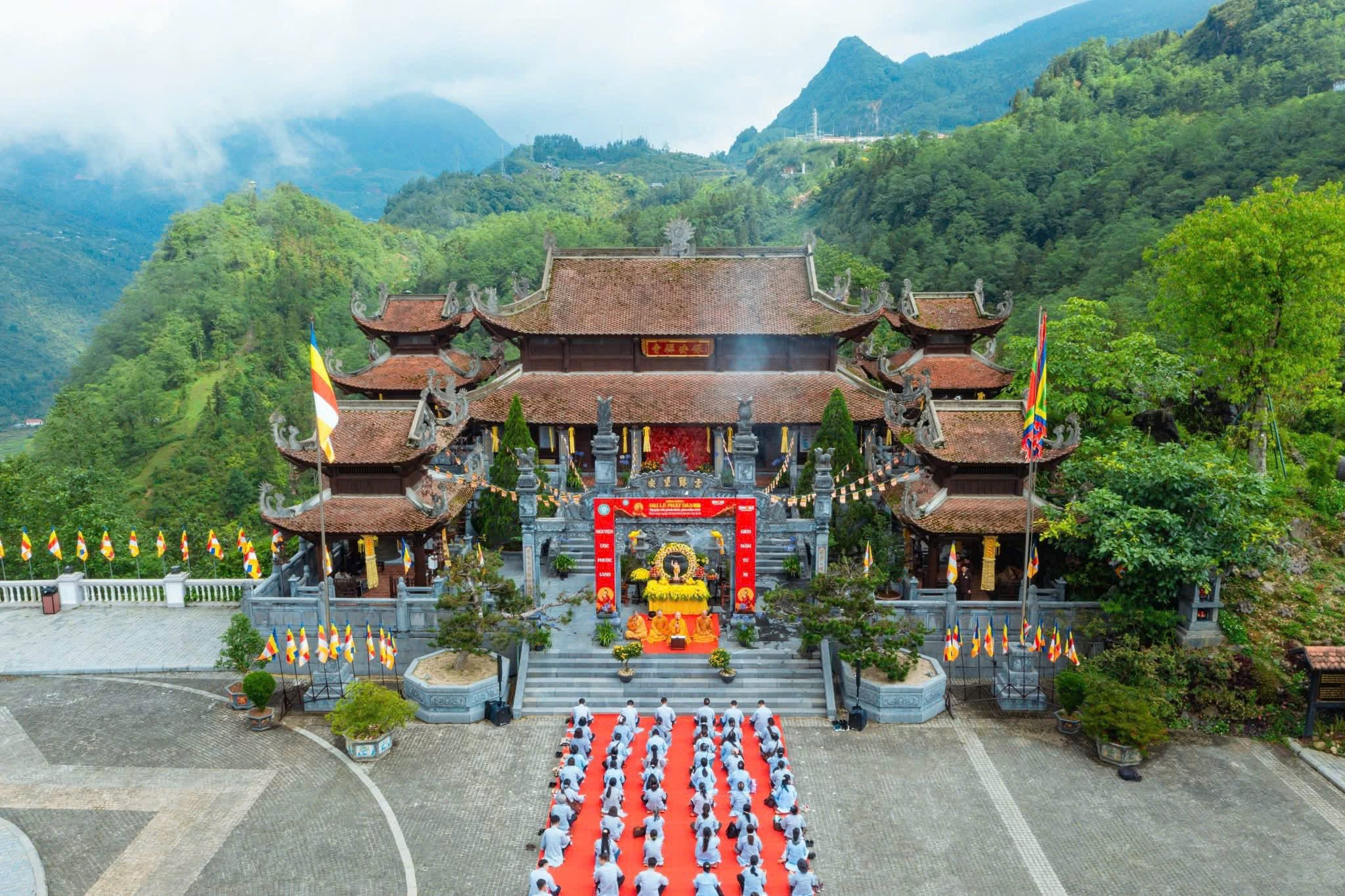 Quần thể văn hóa tâm linh Fansipan nằm giữa mây núi, mang đến khoảng dừng tĩnh lặng và an yên.