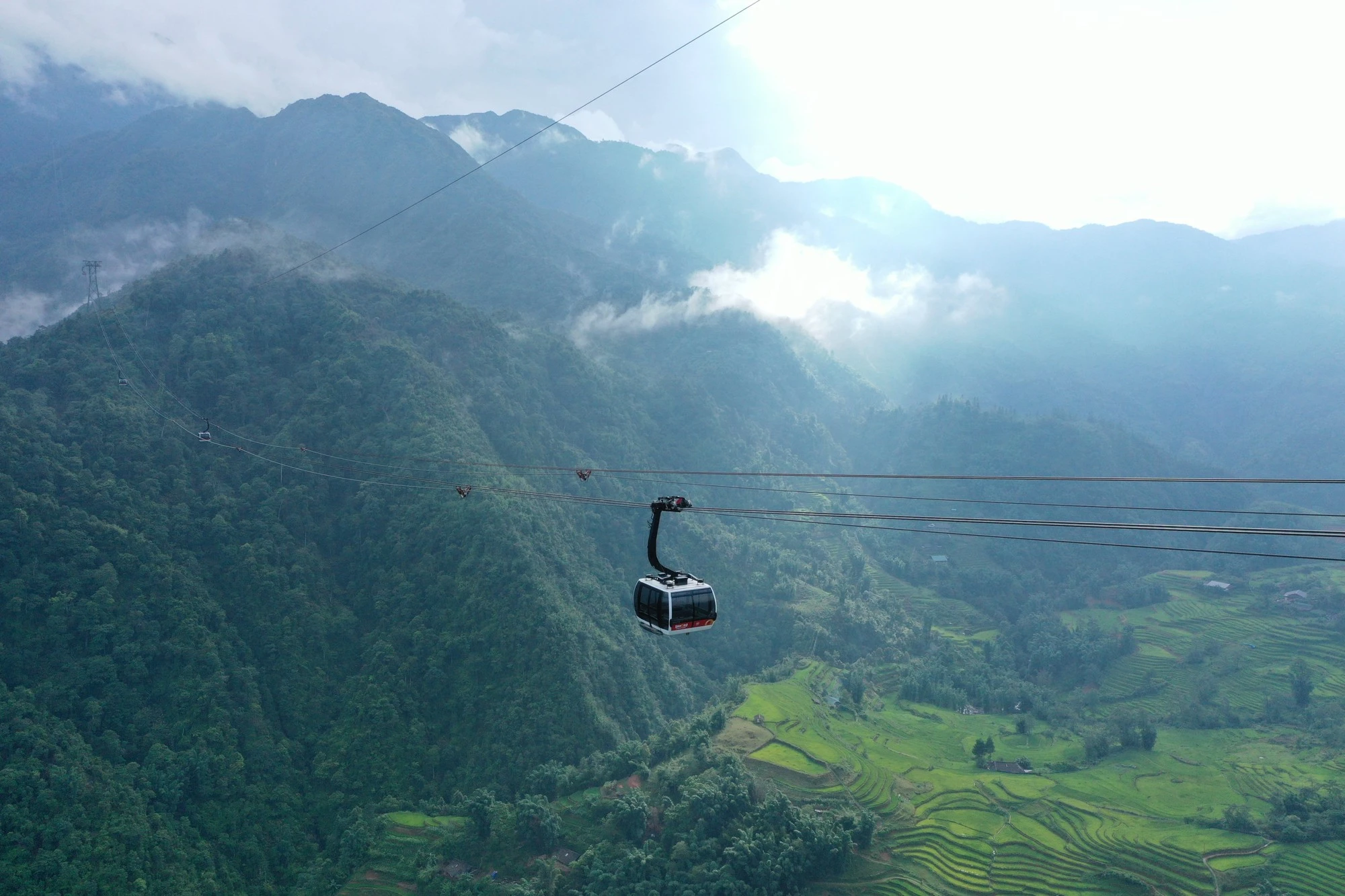 Cabin cáp treo Fansipan mở ra góc nhìn rộng xuống thung lũng Mường Hoa, ruộng bậc thang và những bản làng giữa núi