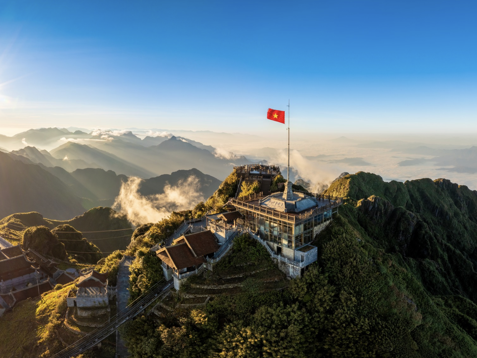 Du khách có thể ngắm nhìn toàn cảnh dãy Hoàng Liên Sơn hùng vĩ.
