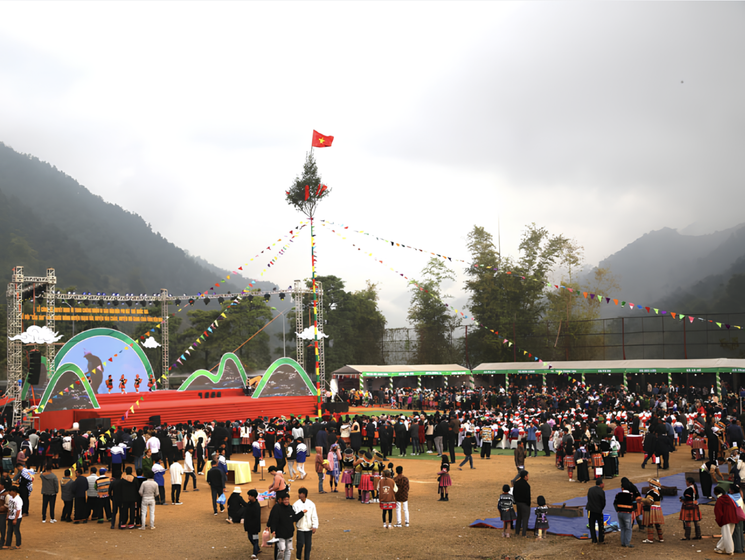 Cây tre dùng làm nêu thể hiện khát vọng về sự sinh sôi và khởi đầu tốt đẹp trong năm mới. (Nguồn: Sưu tầm)