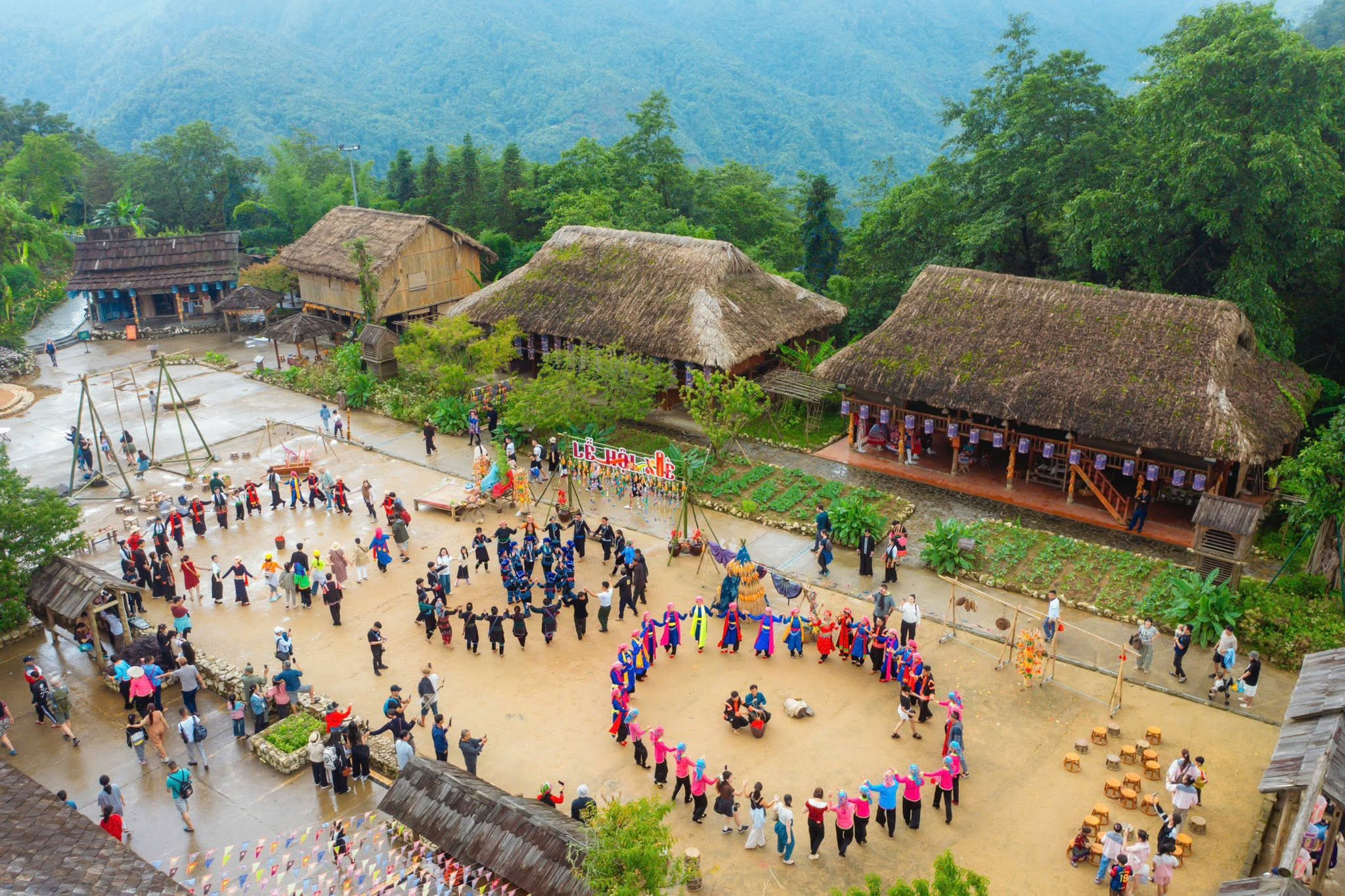 Du khách có thể tham quan và khám phá không gian văn hoá độc đáo tại bản Mây. (Nguồn: Sưu tầm)