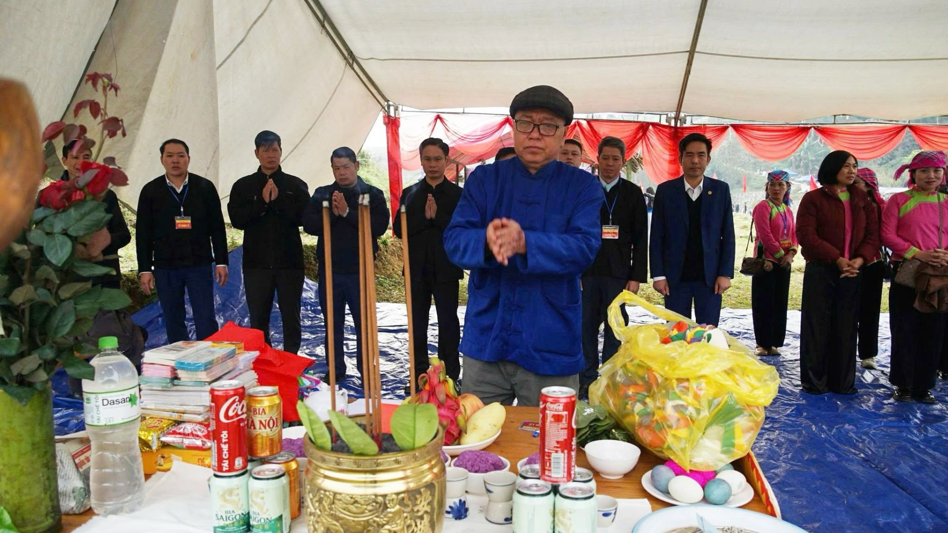 Thầy mo cầu nguyện cho năm mới bình an, mùa màng thuận lợi, cuộc sống đủ đầy. (Nguồn: Sưu tầm)