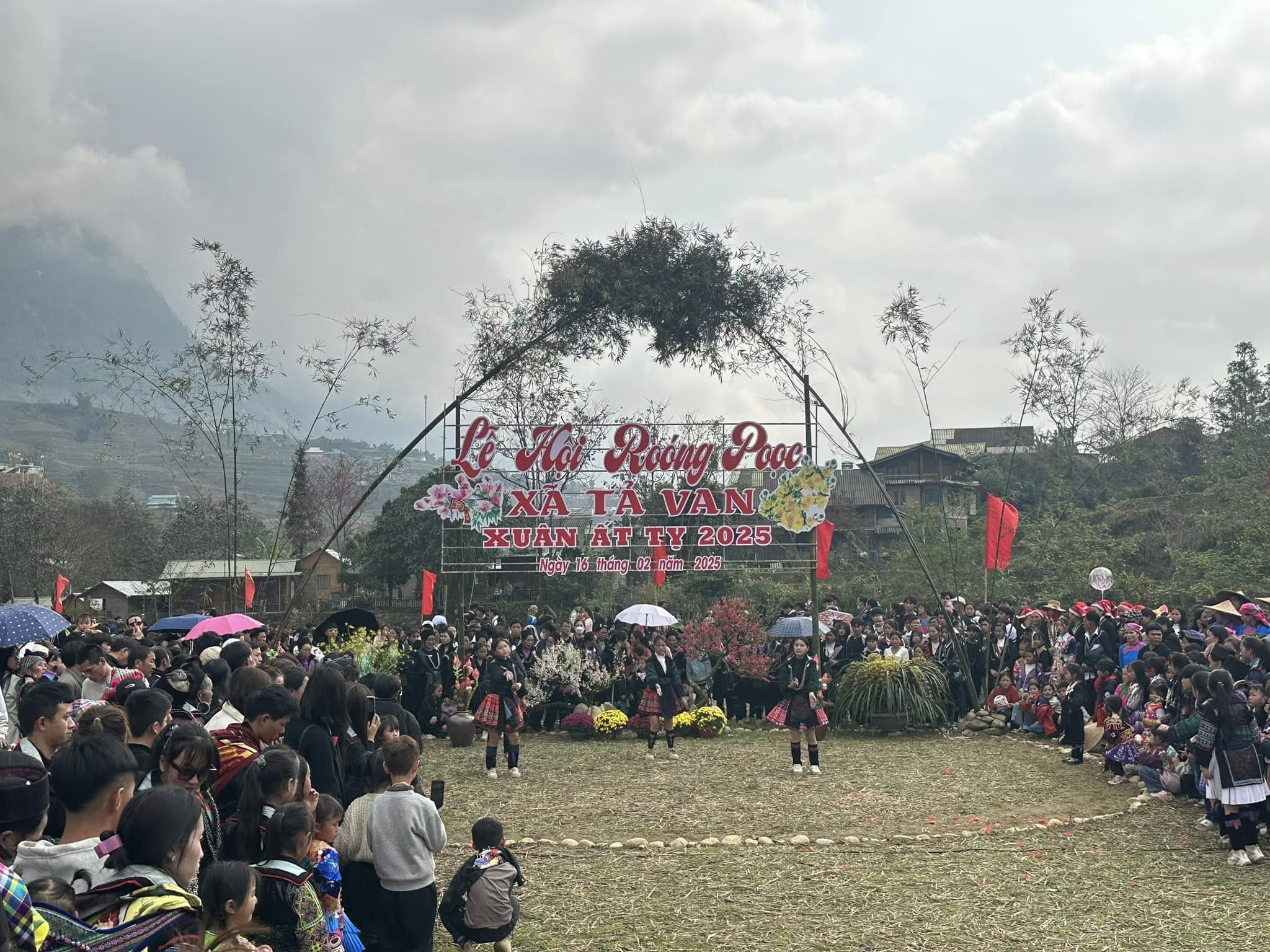 Người Giáy chuẩn bị không gian lễ hội với cây nêu và những vật phẩm mang ý nghĩa cầu mùa mang bội thu. (Nguồn: Sưu tầm)