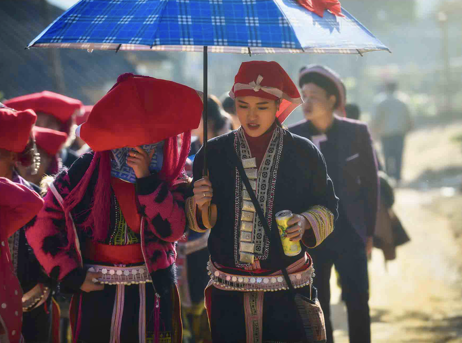 Người Dao Đỏ vẫn bền bỉ giữ nghề thêu may trang phục truyền thống như một cách lưu giữ bản sắc văn hóa dân tộc. (Nguồn: Sưu tầm)