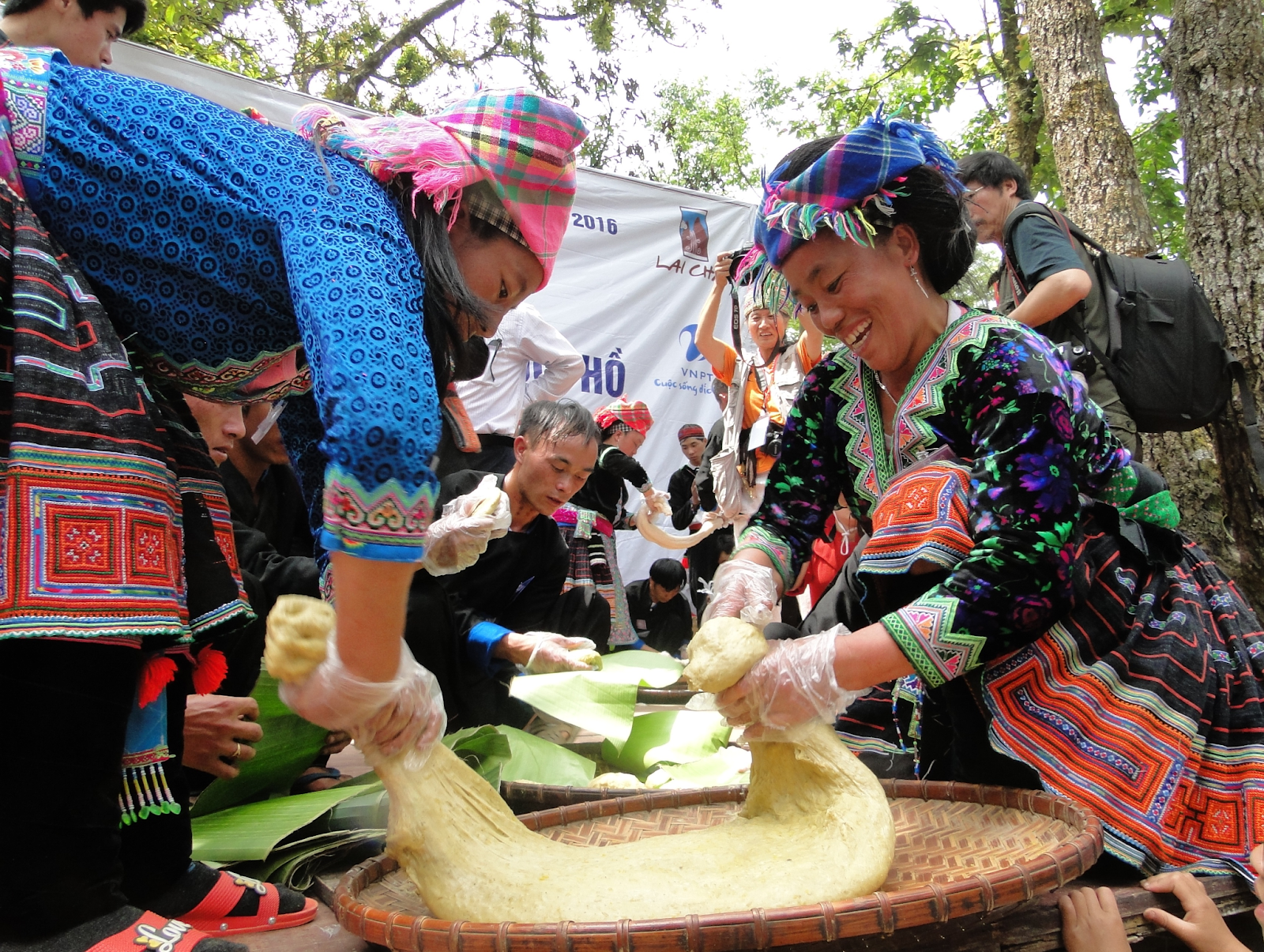 Người H’Mông tại Sa Pa cùng chuẩn bị bánh dày trong những ngày cuối năm, gìn giữ nét văn hóa truyền thống qua nhiều thế hệ.