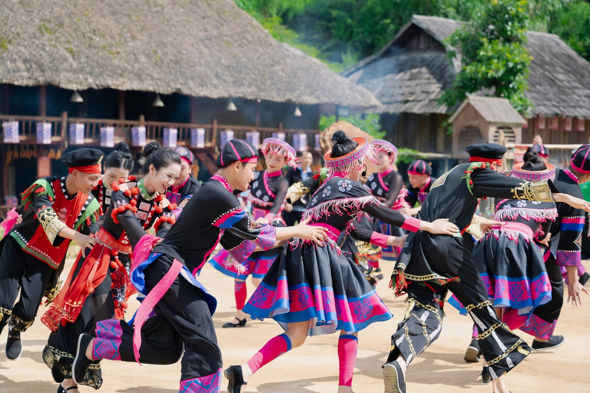 Không khí náo nhiệt và ngập tràn sắc màu trong lễ hội của người H’Mông. (Nguồn: Sưu tầm)