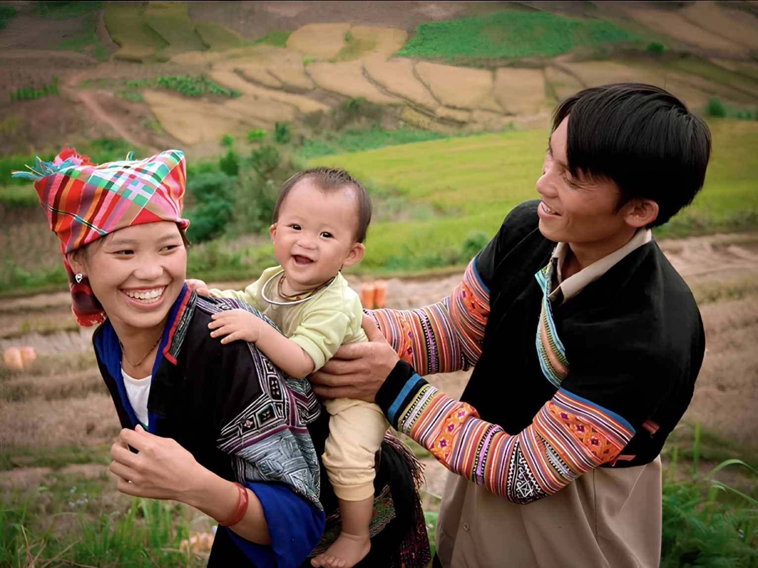 Nghi thức này thể hiện sự đón nhận thành viên mới và mối liên kết giữa đứa trẻ với gia đình và dòng họ. (Nguồn: Sưu tầm)