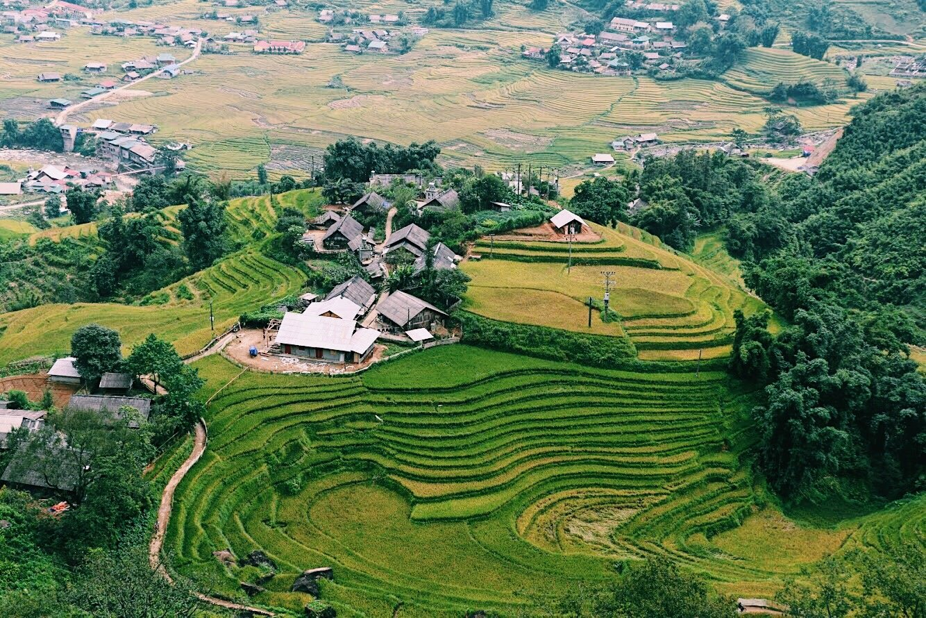 Bản làng của người Dao Đỏ nép mình bên những thửa ruộng bậc thang trù phú. (Nguồn: Sưu tầm)