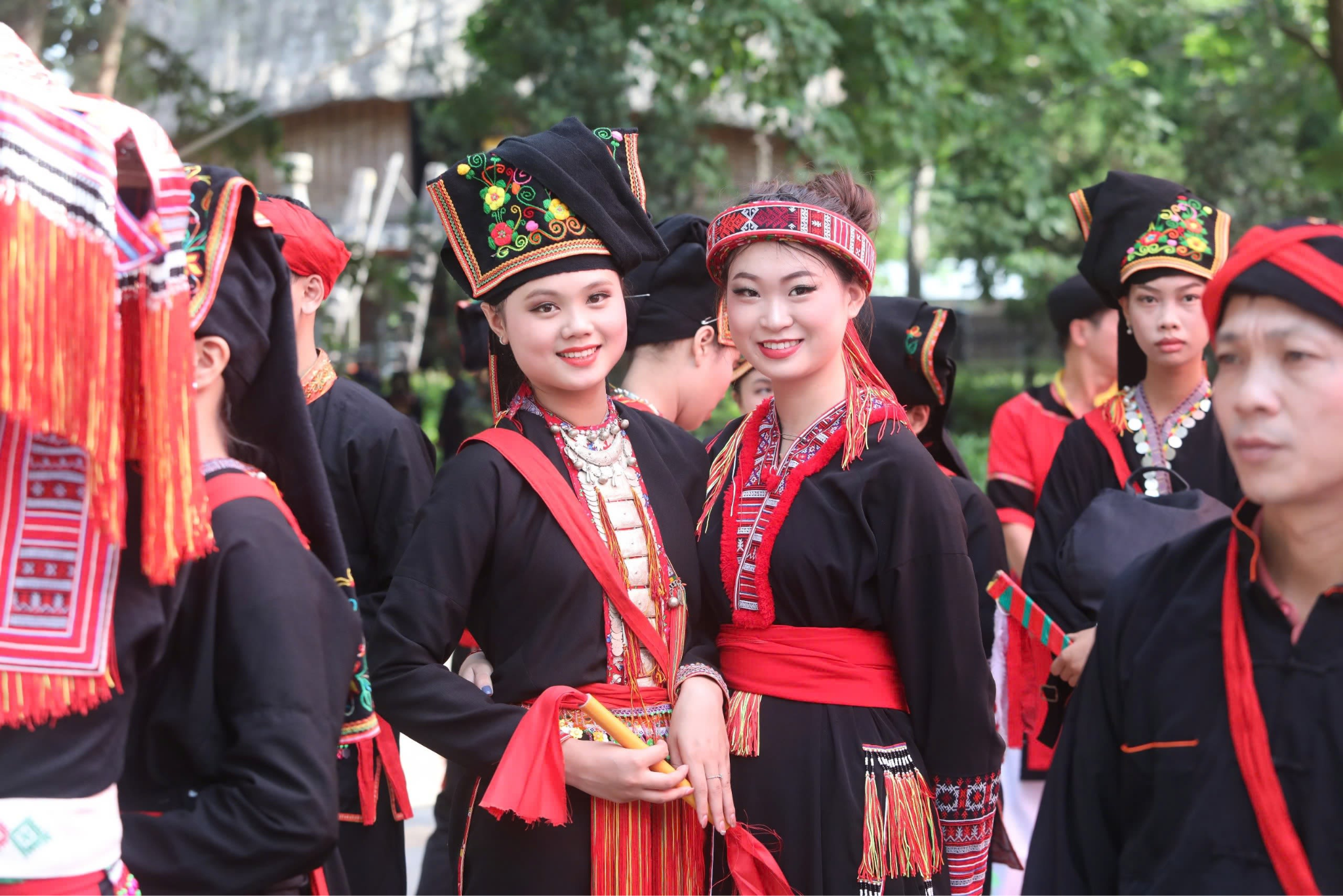 Khăn đỏ, hoa văn thêu và trang sức bạc tạo nên diện mạo đặc trưng của phụ nữ Dao Đỏ. (Nguồn: Sưu tầm)