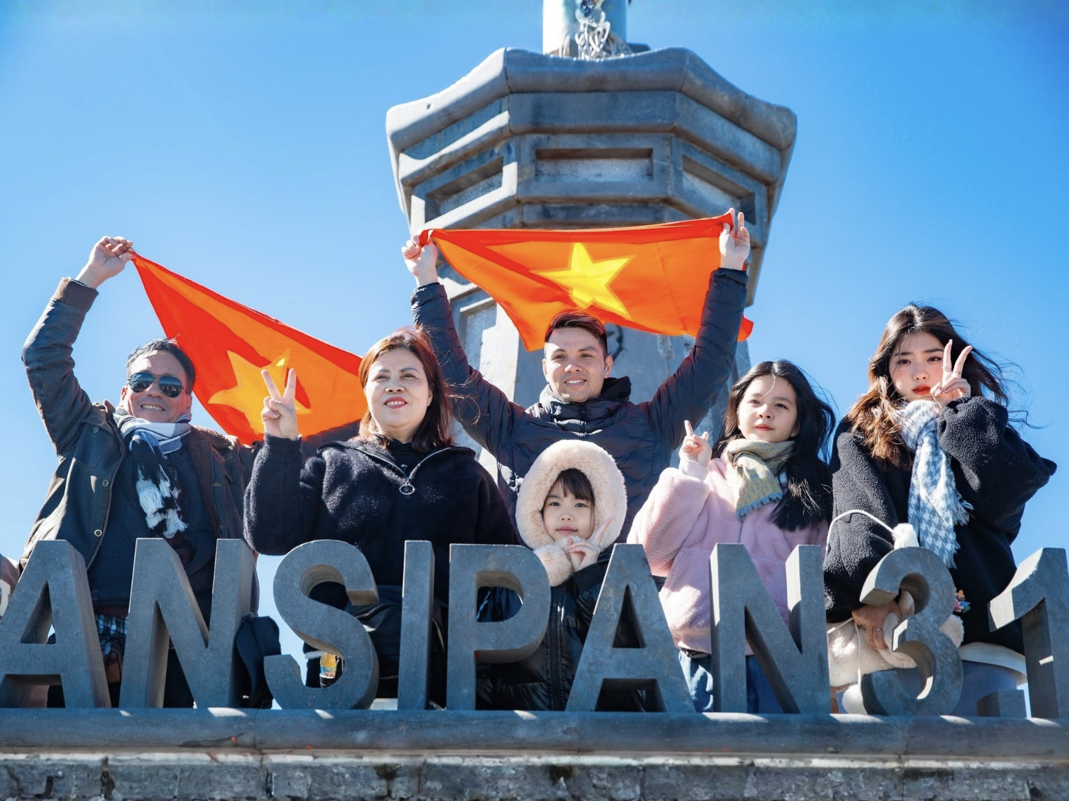 Trải nghiệm giàu cảm xúc của cả gia đình trước khi chinh phục đến cột cờ Fansipan. (Nguồn: Sưu tầm)