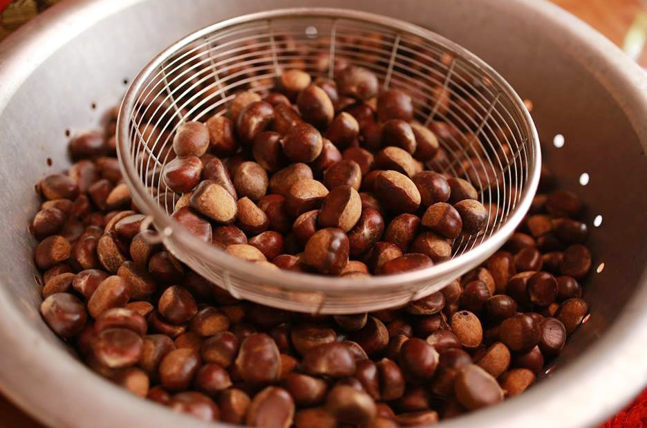 Hạt dẻ tươi được bày bán tại các khu chợ, thuận tiện để du khách mua thưởng thức hoặc mang về làm quà. (Nguồn: Sưu tầm)
