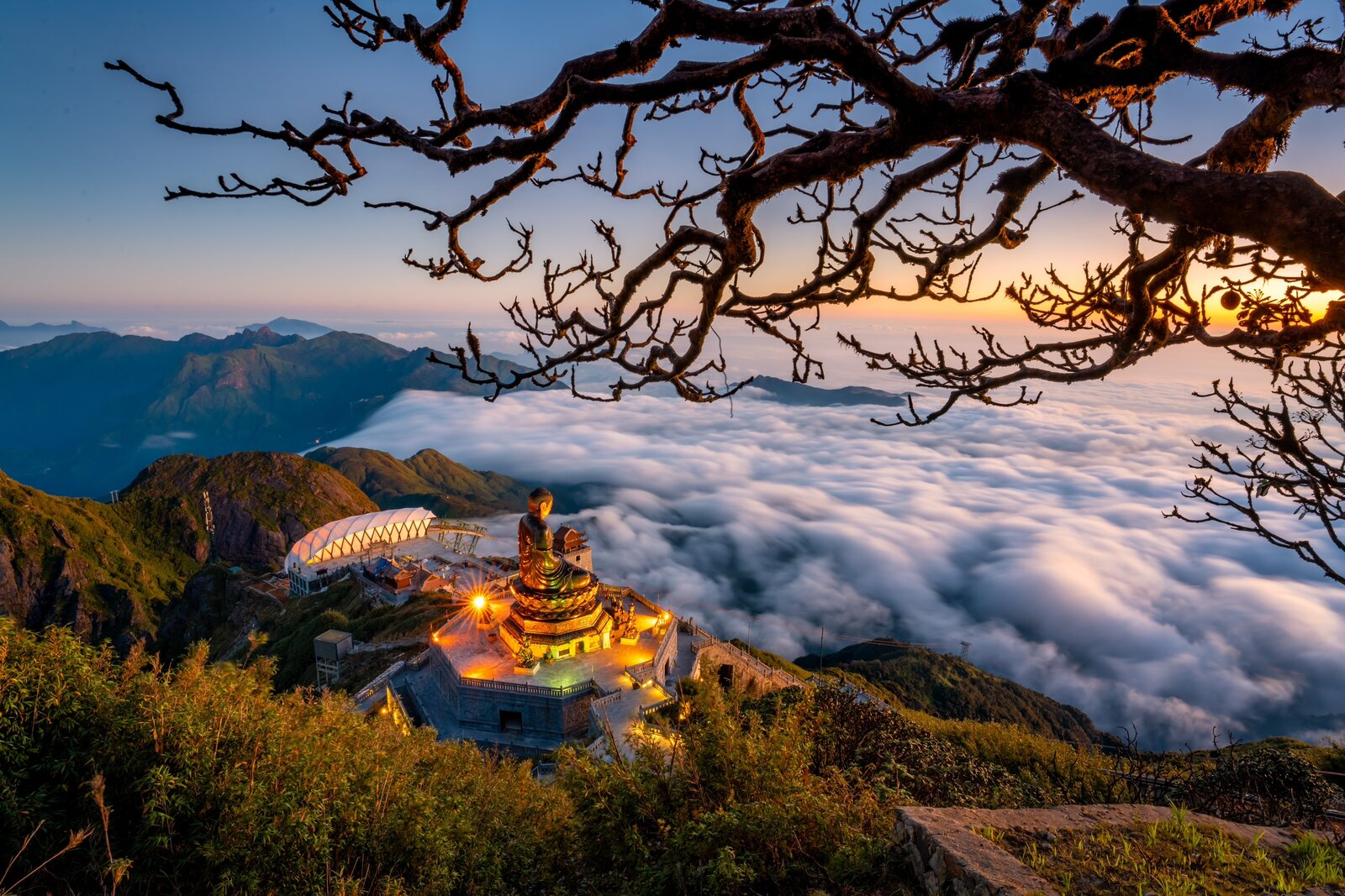 Quần thể công trình tâm linh trên Fansipan nổi bật giữa không gian mây núi Hoàng Liên Sơn. (Nguồn: Sưu tầm)
