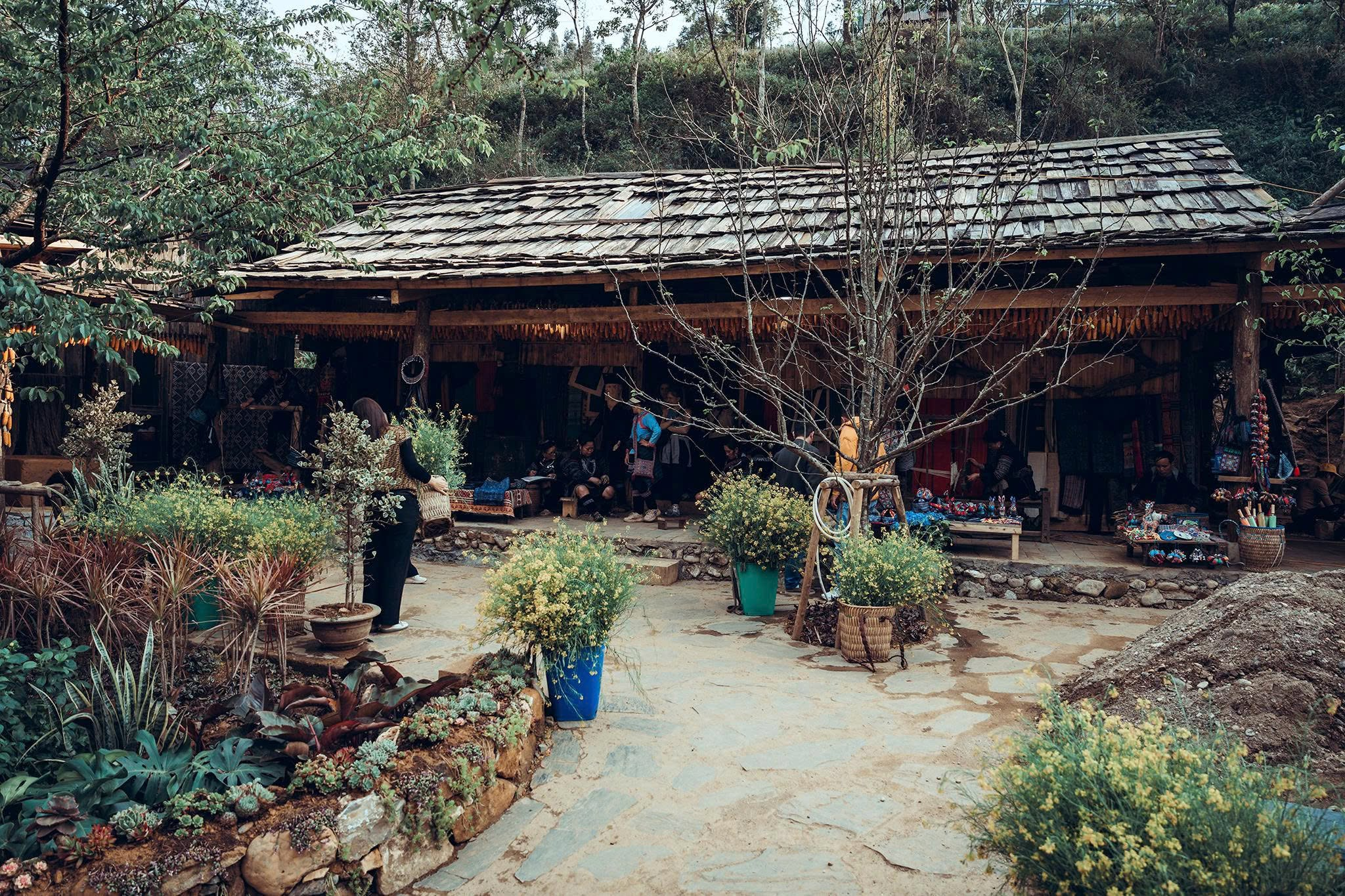 Những nếp nhà truyền thống nép mình giữa núi rừng tạo nên vẻ đẹp đặc trưng của bản Cát Cát. (Nguồn: Sưu tầm)
