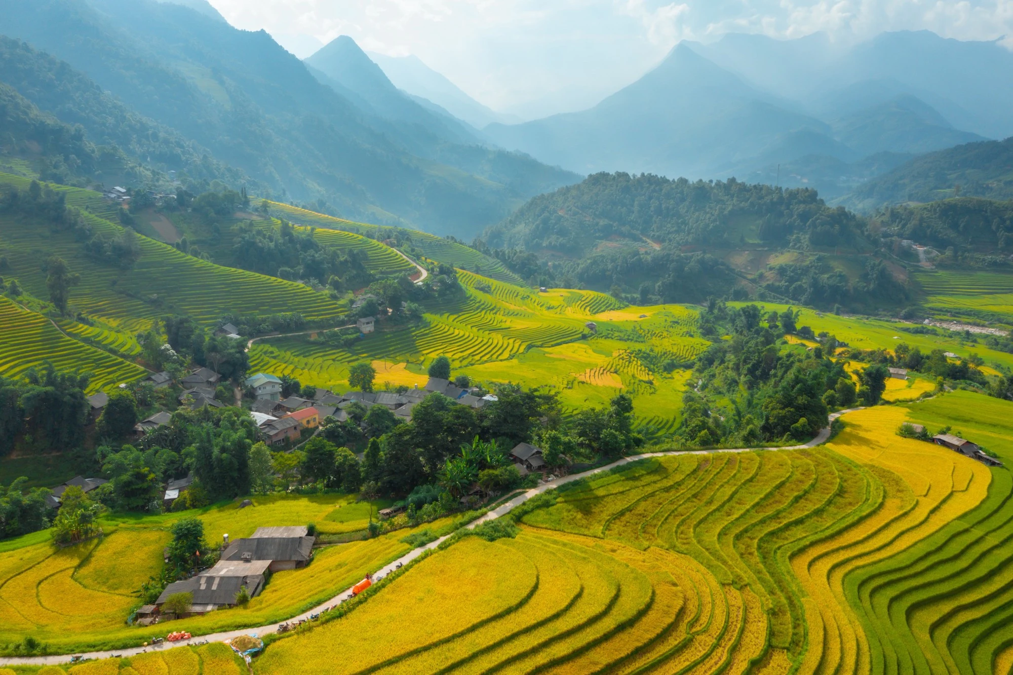 Những thửa ruộng bậc thang trải dài giữa bản làng Tả Van tạo nên khung cảnh đặc trưng của vùng cao Sa Pa. (Nguồn: Sưu tầm)
