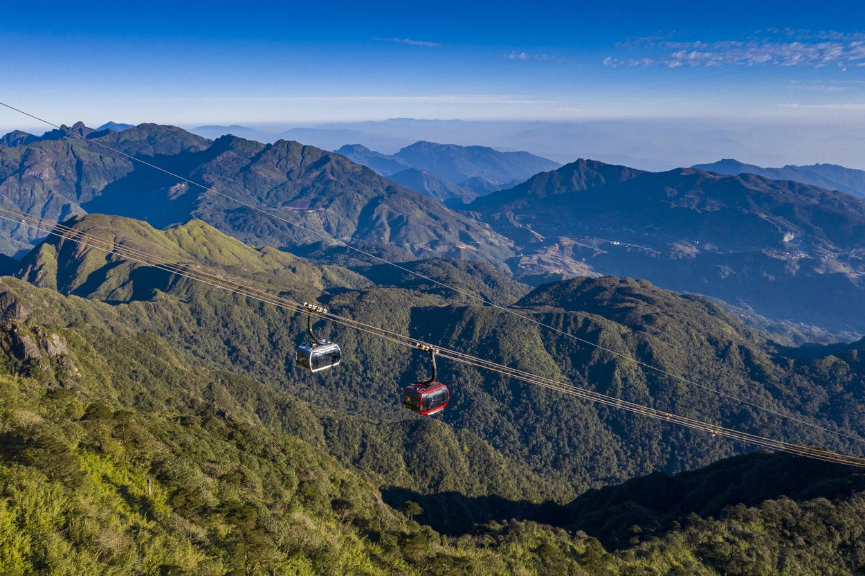 Cabin cáp treo đưa du khách băng qua thung lũng Mường Hoa, mở ra khung cảnh núi rừng Sa Pa từ trên cao. (Nguồn: Sưu tầm)