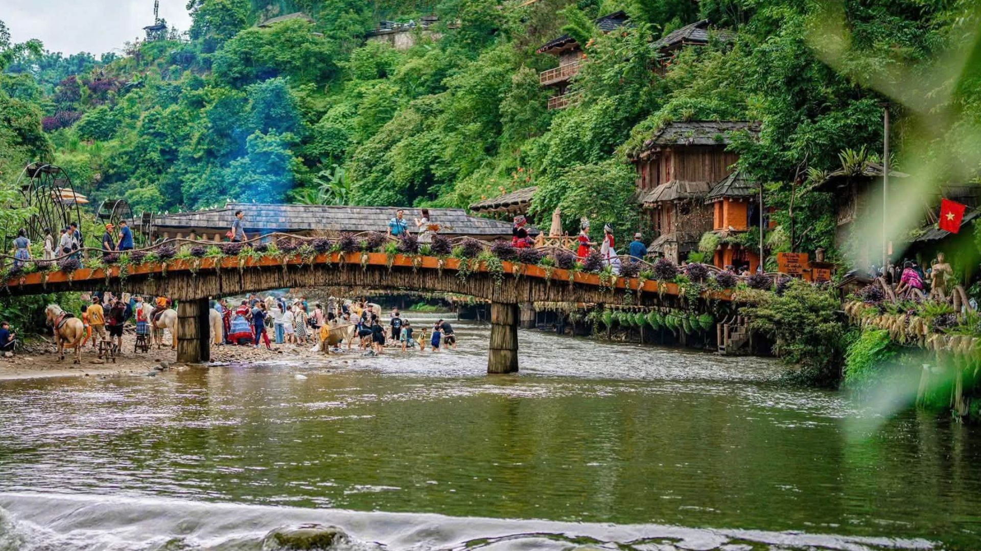 Những nếp nhà bình yên giữa núi rừng mở ra khung cảnh nên thơ tại Bản Cát Cát. (Nguồn: Sưu tầm)