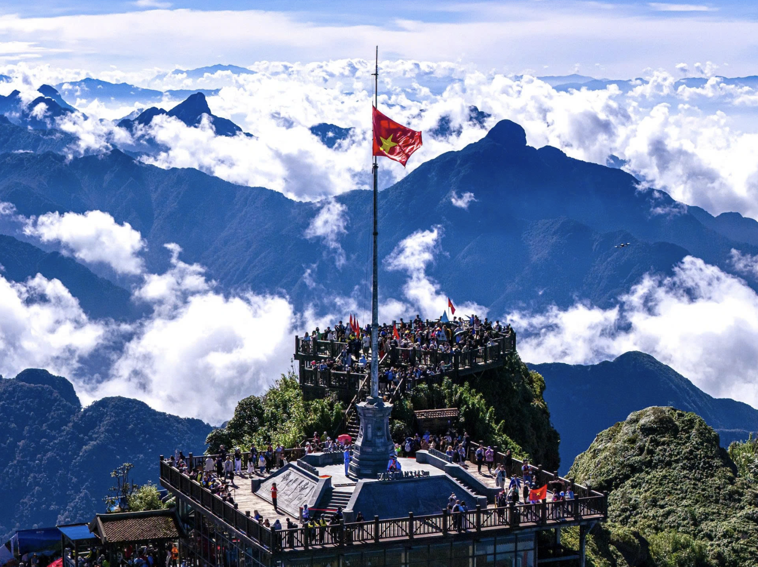 Chinh phục đỉnh Fansipan – ngọn núi cao 3.143 m, được mệnh danh là “Nóc nhà Đông Dương”