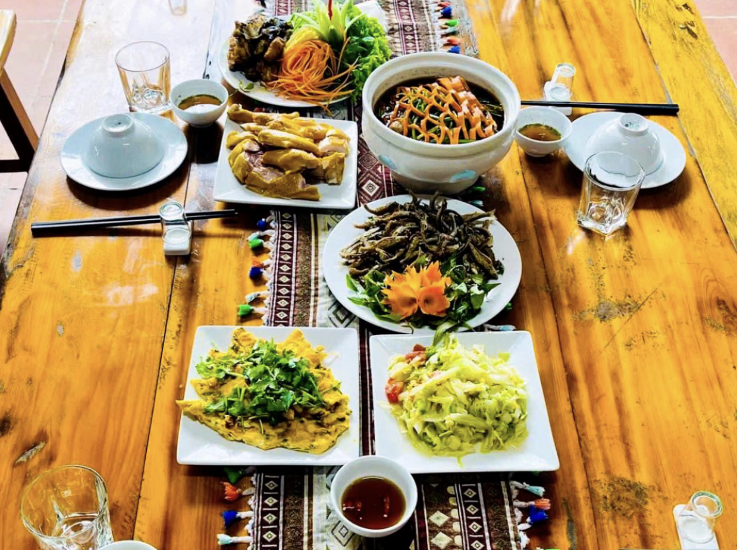 Các món ăn thường mang đậm hương vị vùng núi như cá hồ nướng, tôm sông hoặc những món ăn dân dã của người dân bản địa.