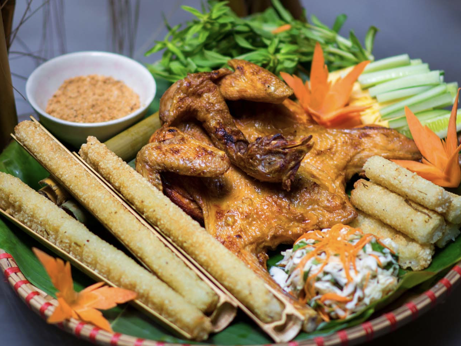 Cơm lam được nấu trong ống tre ăn kèm với gà nướng hoặc thịt lợn nướng