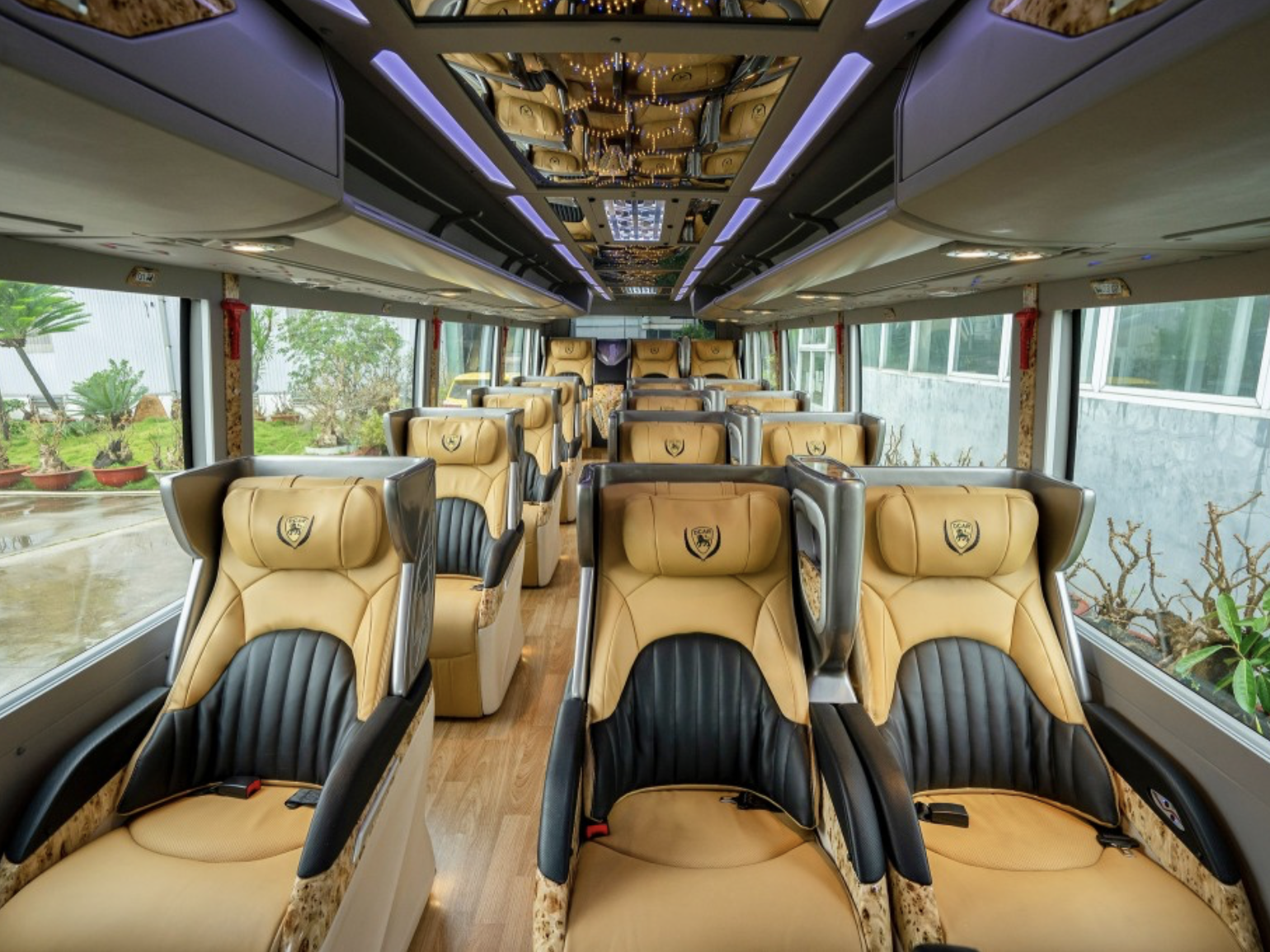 Du khách lựa chọn xe Sa Pa đi Hà Giang bằng limousine nhờ sự tiện nghi và thoải mái trong suốt hành trình
