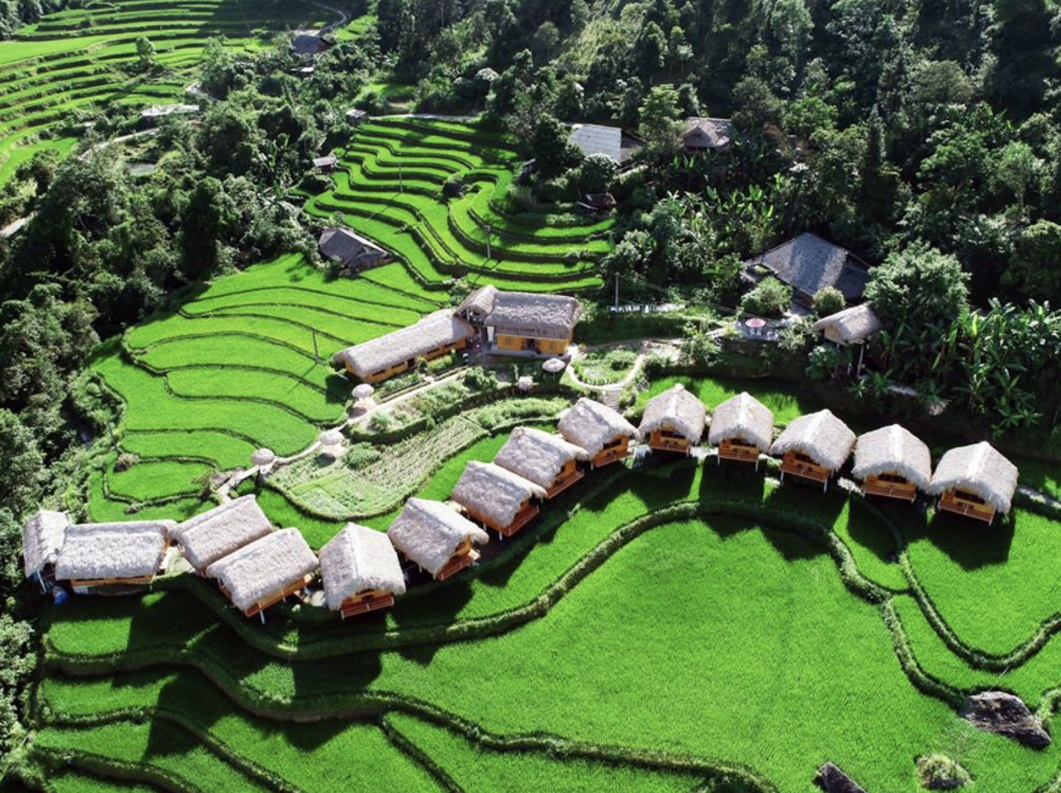 Nơi đây nổi tiếng với những thửa ruộng bậc thang trải dài trên các sườn núi.