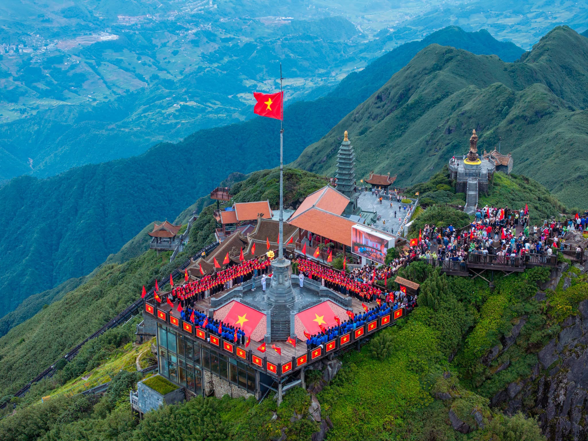 Đỉnh Fansipan là điểm đến du khách không nên bỏ lỡ trong chuyến du lịch Sa Pa tháng 10.