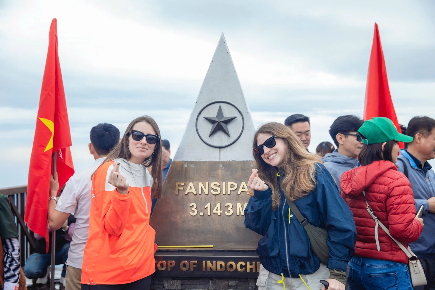 Cột mốc 3.143 m trên đỉnh Fansipan là điểm check-in ghi dấu hành trình chinh phục “nóc nhà Đông Dương”.