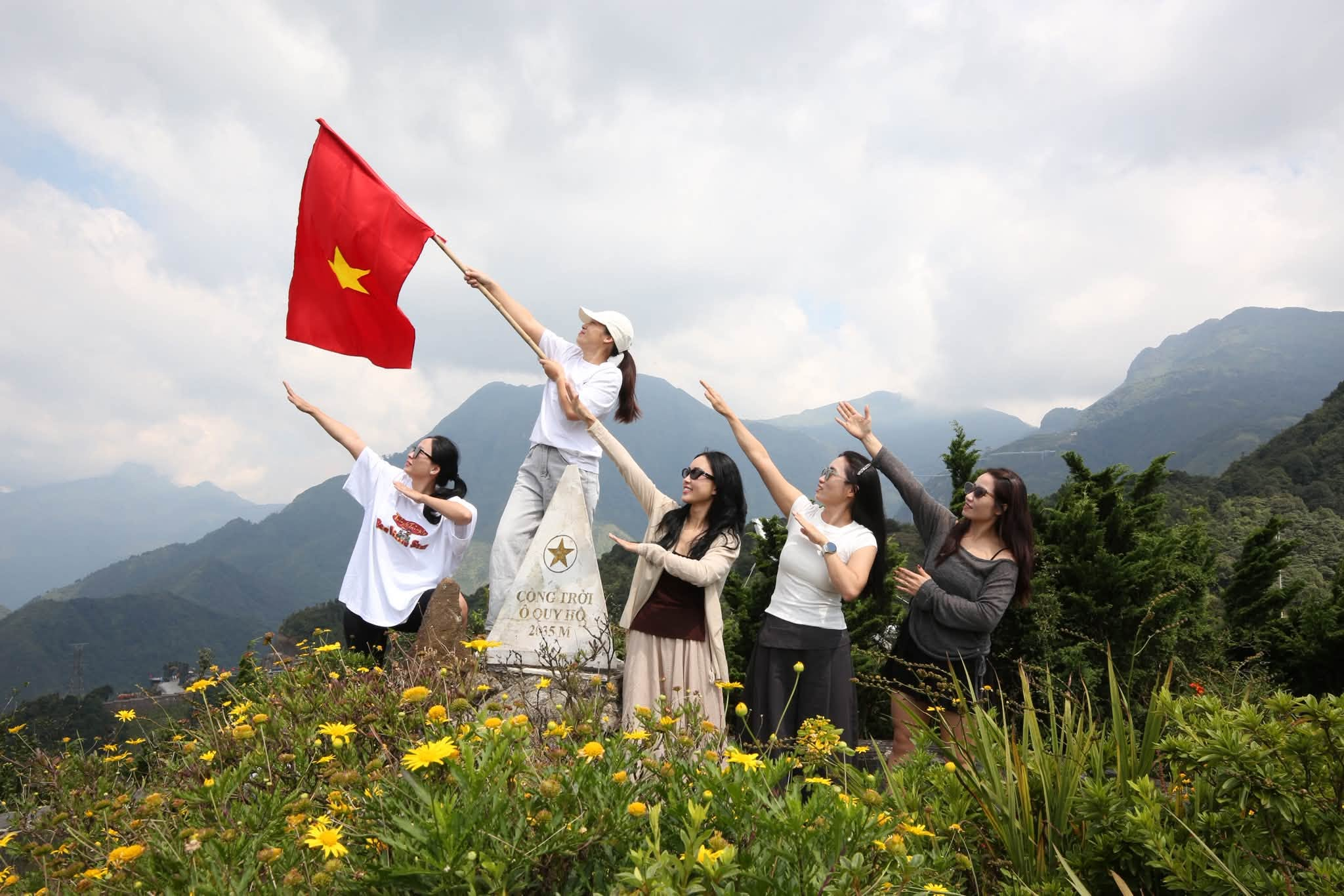 Du khách lưu lại khoảnh khắc đáng nhớ giữa khung cảnh núi non hùng vĩ trên đèo Ô Quy Hồ.