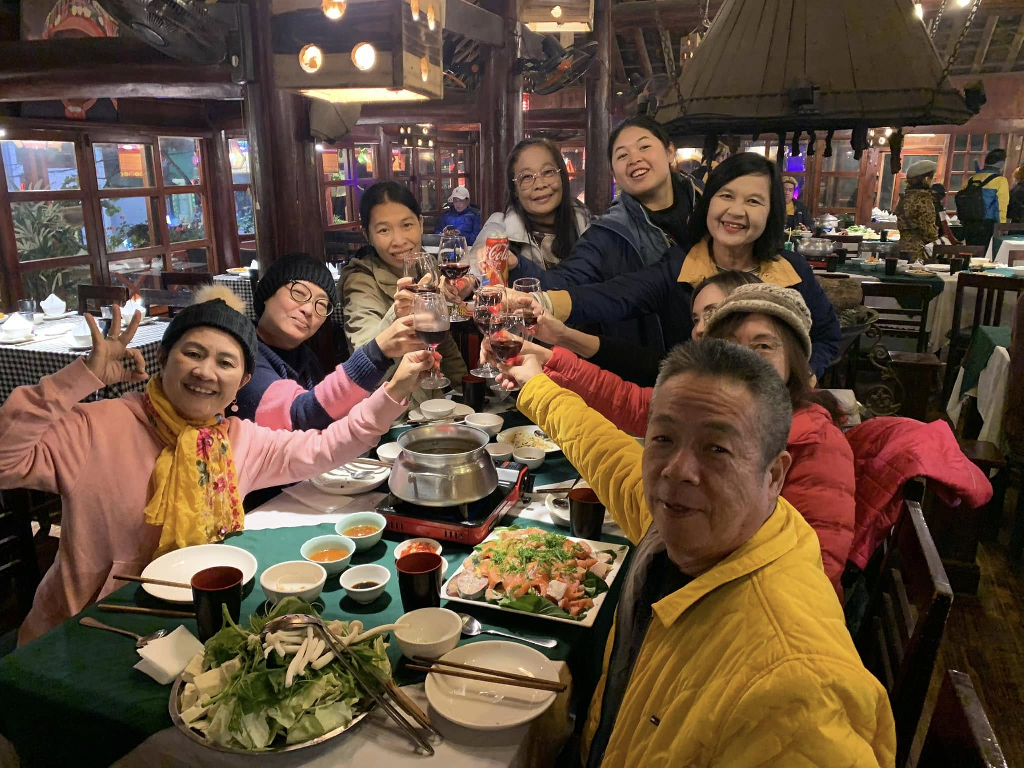 Lẩu cá, rau vùng lạnh và những món nướng nóng hổi mang đến bữa tối hấp dẫn giữa tiết trời Sa Pa tháng 10. 