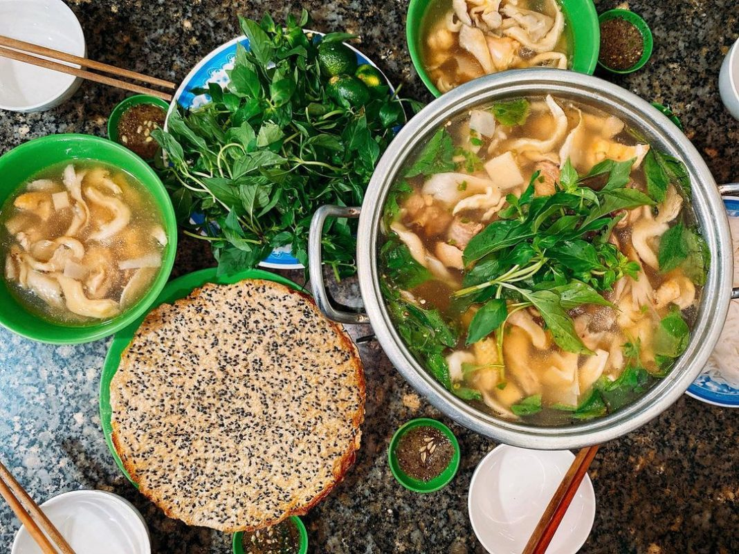 Lẩu gà lá é là món nóng hấp dẫn trong tiết trời se lạnh của Đà Lạt. 