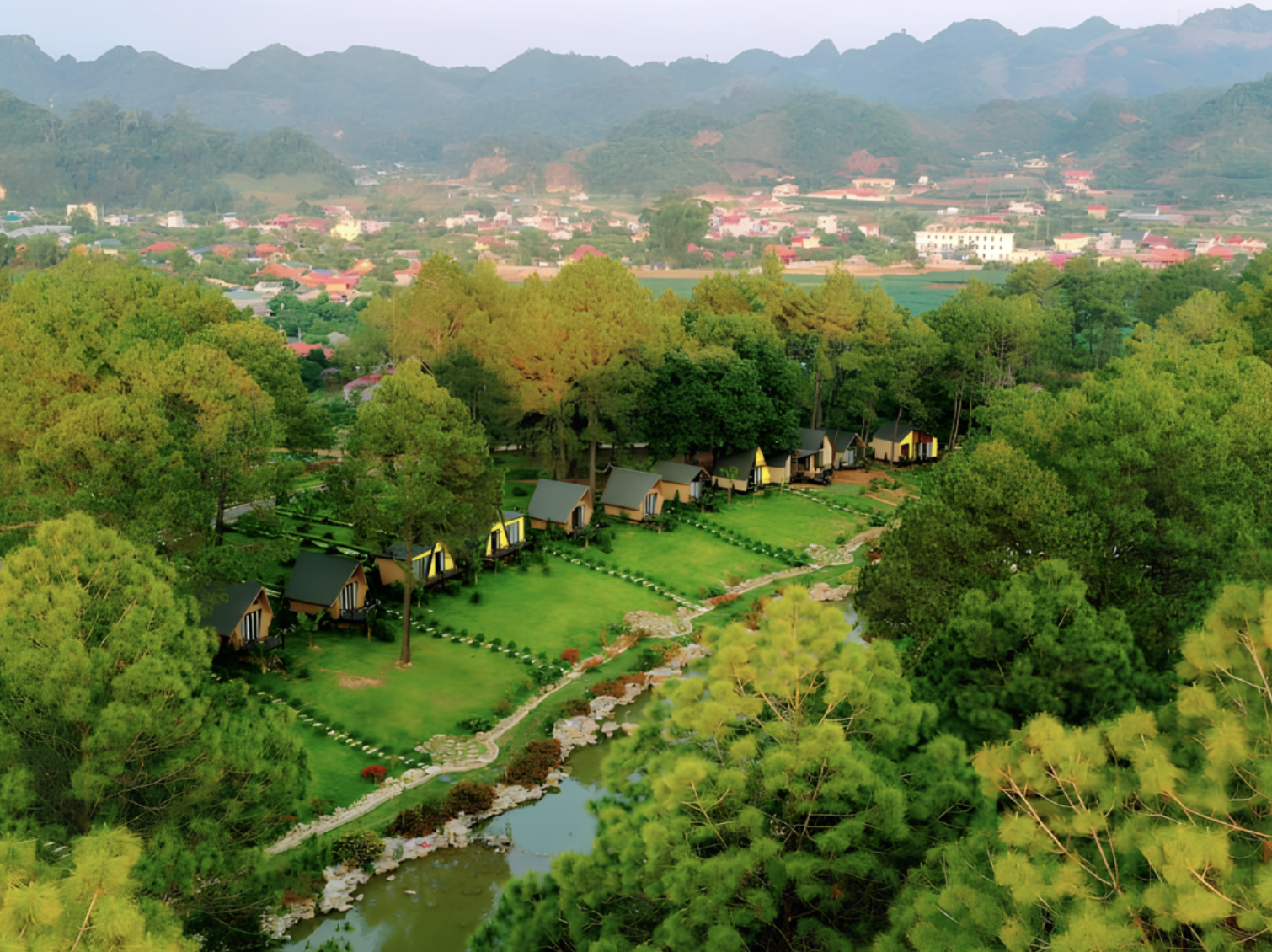 Khu rừng thông và hồ nước tự nhiên rộng lớn.