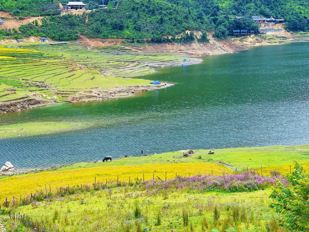 Mặt hồ Séo Mý Tỷ trong xanh, phẳng lặng giữa những dãy núi trùng điệp của Sa Pa.