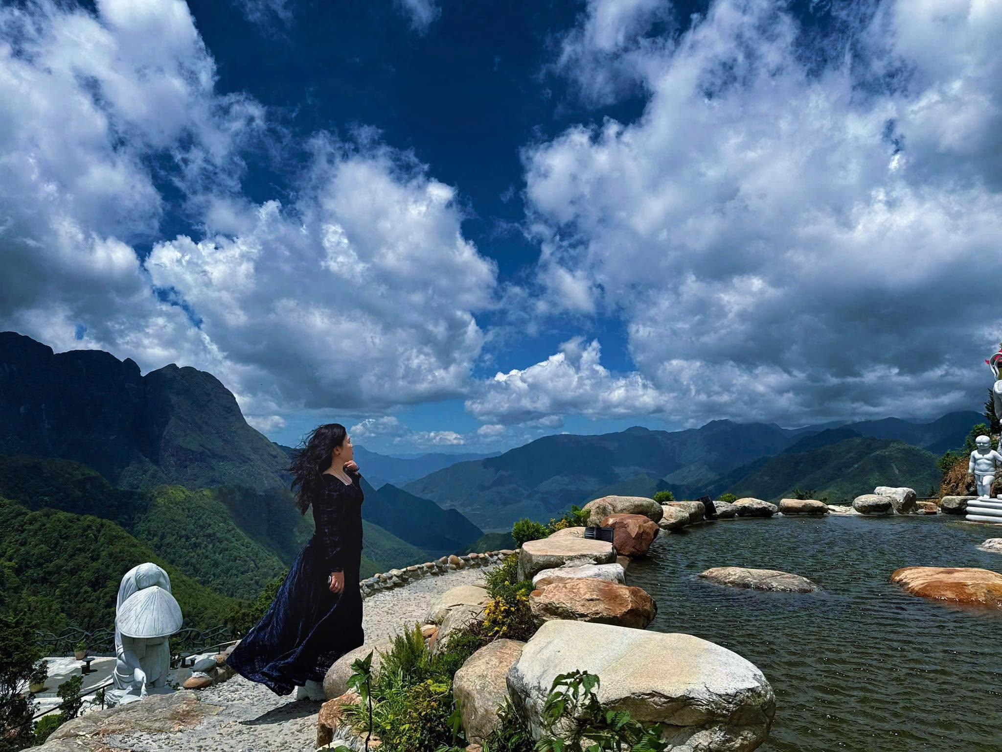 Từng tầng mây trắng trôi qua sườn núi, mở ra khung cảnh khoáng đạt trên đèo Ô Quy Hồ vào tháng 10.