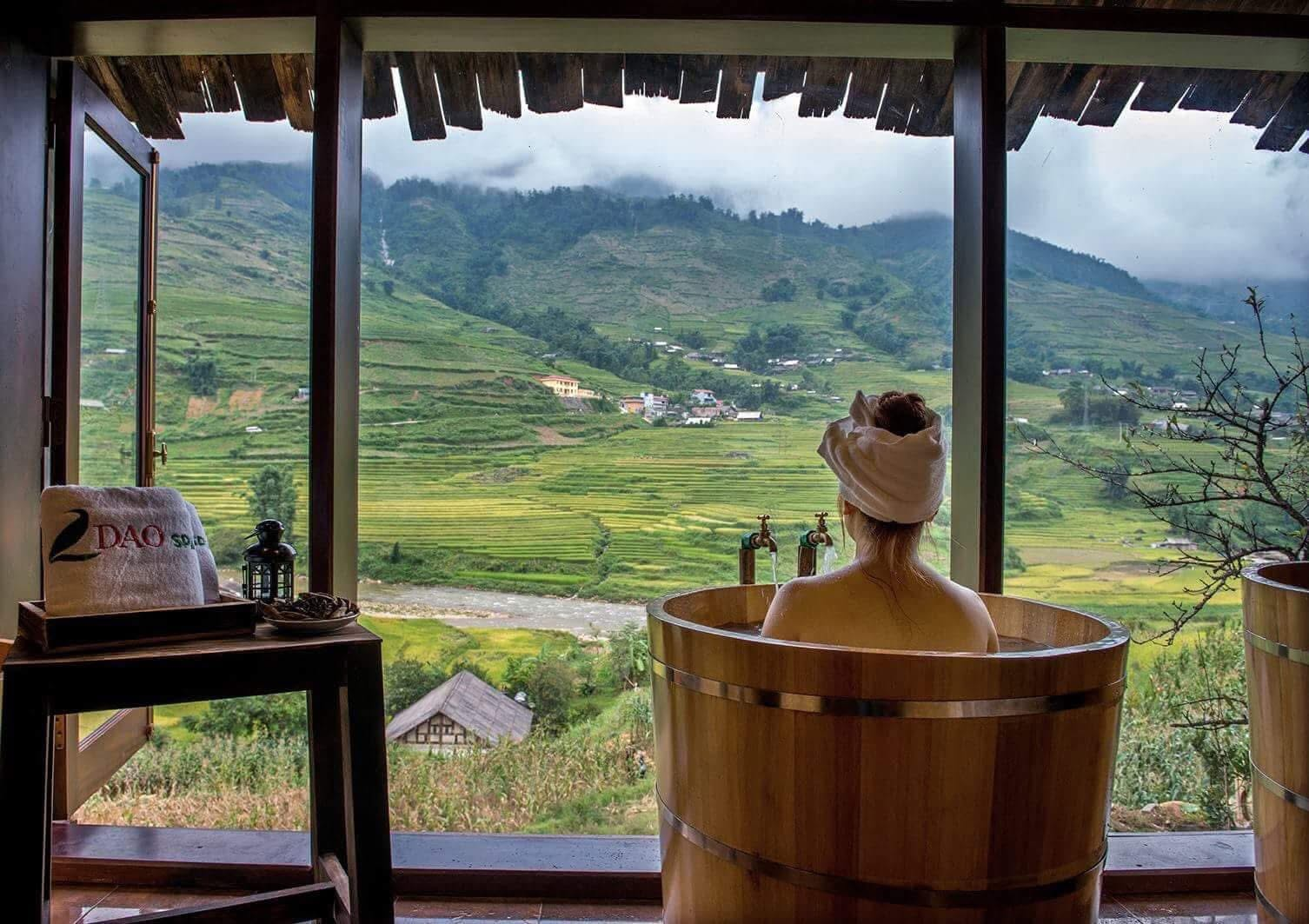 Du khách trải nghiệm tắm lá của người Dao đỏ sau hành trình khám phá bản Tả Phìn trong tiết trời se lạnh.